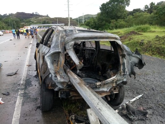EL vehículo se incendió, luego del impacto EL vehículo se incendió, luego del impacto