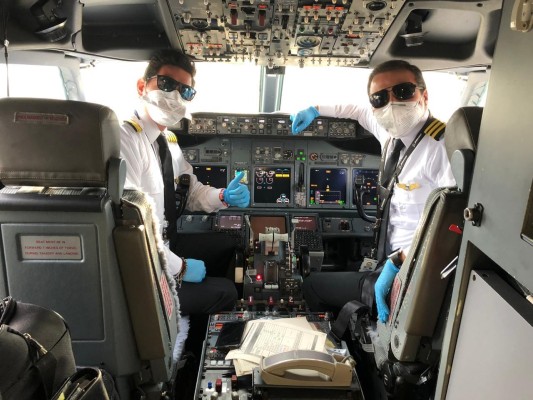 Grupo de pilotos encargados de realizar los vuelos humanitarios Grupo de pilotos encargados de realizar los vuelos humanitarios