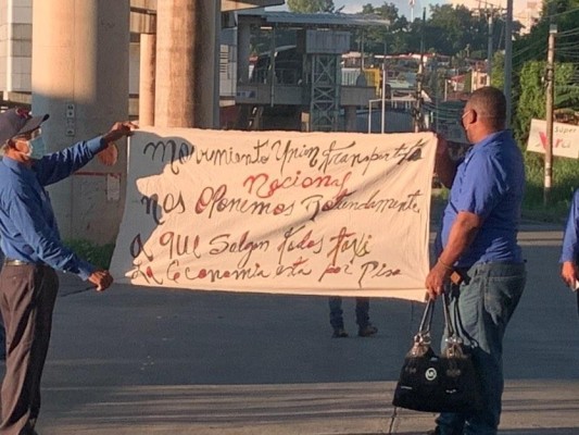Los taxistas expresaron su inconformidad a través de cierres de calles y pancartas. Los taxistas expresaron su inconformidad a través de cierres de calles y pancartas.