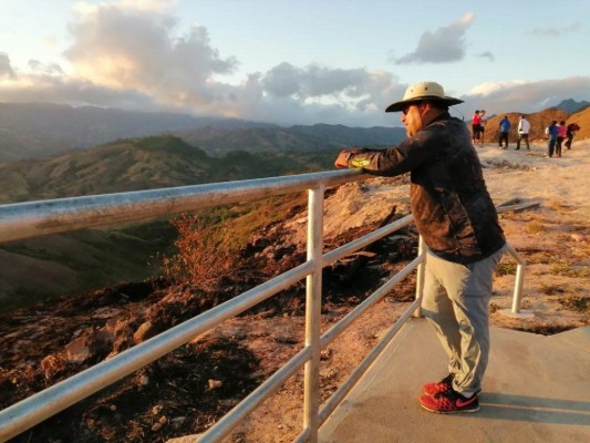 El mirador es el sitio ideal para contemplar el atardecer de Chitra. El mirador es el sitio ideal para contemplar el atardecer de Chitra.