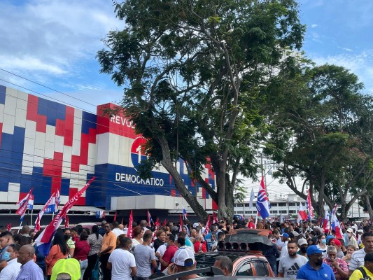 La concentración de los perredistas se realizó en las inmediaciones de la de del PRD, en la avenida México. La concentración de los perredistas se realizó en las inmediaciones de la de del PRD, en la avenida México.