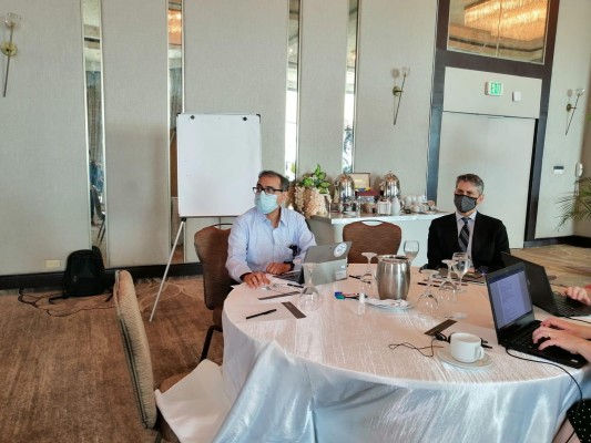 Siddi Hirve, jefe global del programa de influenza de la OMS en Ginebra y Eduardo Azziz-Baumeister, líder internacional del grupo de influenza de los Centros para el CDC de USA Siddi Hirve, jefe global del programa de influenza de la OMS en Ginebra y Eduardo Azziz-Baumeister, líder internacional del grupo de influenza de los Centros para el CDC de USA