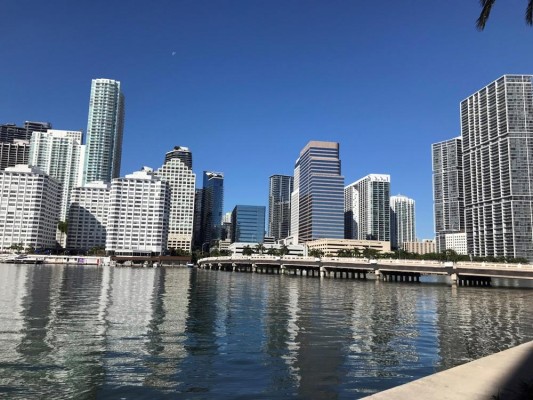 Vista de grandes edificios sobre el río Miami. Foto de archivo. Vista de grandes edificios sobre el río Miami. Foto de archivo.