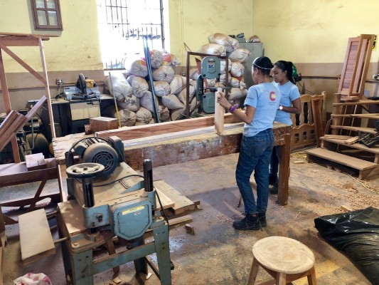 Integrantes de la Escuela Taller “Aprender haciendo”, para jóvenes en exclusión. Integrantes de la Escuela Taller “Aprender haciendo”, para jóvenes en exclusión.