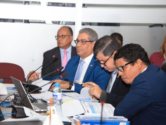 El titular del Minsa, Luis Francisco Sucre, durante la sustentación del presupuesto El titular del Minsa, Luis Francisco Sucre, durante la sustentación del presupuesto
