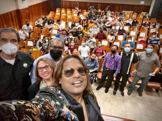 El actor compartió su experiencia con los estudiantes y los invitó a estar preparados y pendientes de todos los anuncios que se darán a conocer sobre las producciones que se realizarán en Panamá. El actor compartió su experiencia con los estudiantes y los invitó a estar preparados y pendientes de todos los anuncios que se darán a conocer sobre las producciones que se realizarán en Panamá.