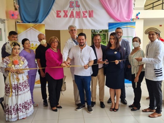 En el acto inaugural estuvieron presentes autoridades de la Udelas, el doctor y científico panameño Ibis Sánchez Serrano, el cuerpo médico y el alcalde Samid Sandoval. En el acto inaugural estuvieron presentes autoridades de la Udelas, el doctor y científico panameño Ibis Sánchez Serrano, el cuerpo médico y el alcalde Samid Sandoval.