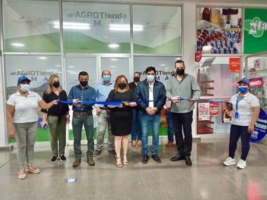 Corte de cinta que marca la apertura de la agrotienda de David. Corte de cinta que marca la apertura de la agrotienda de David.