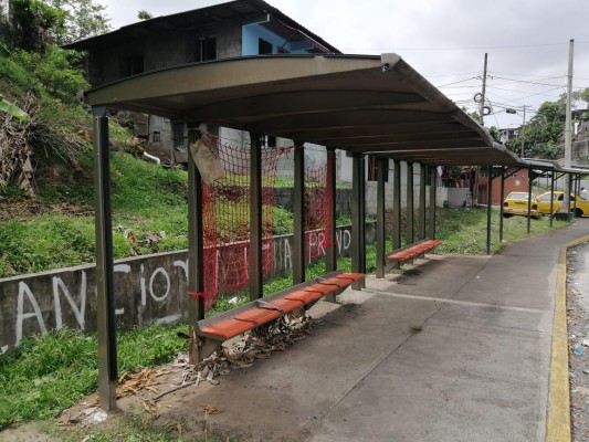 Varias paradas en comunidades de San Miguelito no tienen los vidrios, debido a que han sido vandalizadas repetidamente. Varias paradas en comunidades de San Miguelito no tienen los vidrios, debido a que han sido vandalizadas repetidamente.