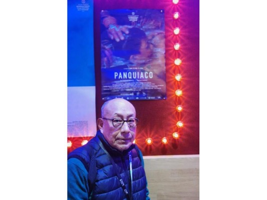 Cebaldo De León posa delante del afiche de la película ‘Panquiaco’ Cebaldo De León posa delante del afiche de la película ‘Panquiaco’