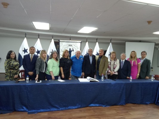 La Comisión de Servicios Internacionales se reunió recientemente con el candidato presidencial Ricardo Martinelli. La Comisión de Servicios Internacionales se reunió recientemente con el candidato presidencial Ricardo Martinelli.