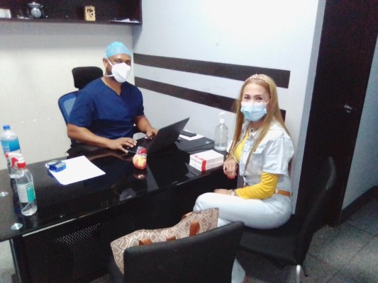 Flor haciéndose su chequeo médico. Flor haciéndose su chequeo médico.