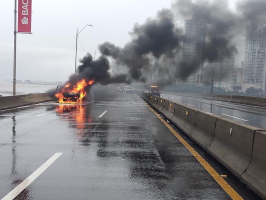 Imagen de vehículo que se incendio en el tramo marino del corredor Sur. Imagen de vehículo que se incendio en el tramo marino del corredor Sur.