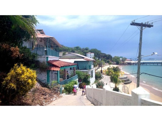 La isla de Taboga es una isla que se encuentra en el golfo de Panamá.. La isla de Taboga es una isla que se encuentra en el golfo de Panamá..