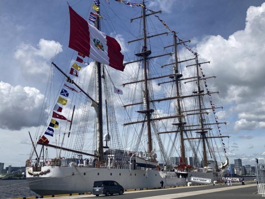 El buque escuela de la Armada peruana Unión en Tokio. El buque escuela de la Armada peruana Unión en Tokio.