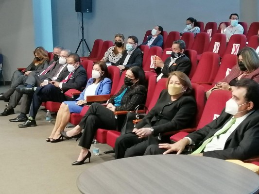 Los magistrados designados y el director de la APA recibieron primero el aval de la la Comisión de Credenciales. Los magistrados designados y el director de la APA recibieron primero el aval de la la Comisión de Credenciales.