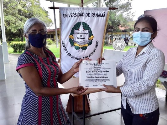 Ariadne Ortega, graduada de Licenciada en Enfermería de la comunidad de Nuevo San José, distrito Omar Torrijos, ha sido becaria por más de 10 años del programa #CobrePanamá Crece Contigo. Ariadne Ortega, graduada de Licenciada en Enfermería de la comunidad de Nuevo San José, distrito Omar Torrijos, ha sido becaria por más de 10 años del programa #CobrePanamá Crece Contigo.