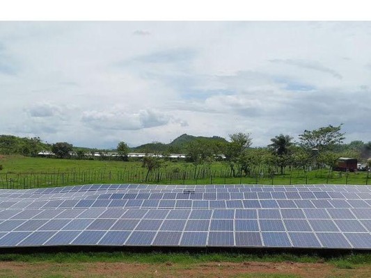 La energía solar proviene del sol a través de páneles solares. La energía solar proviene del sol a través de páneles solares.