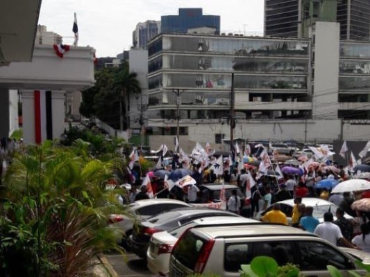 Un grupo de trabajadores de la UP protestó frente a la sede del MEF. Un grupo de trabajadores de la UP protestó frente a la sede del MEF.