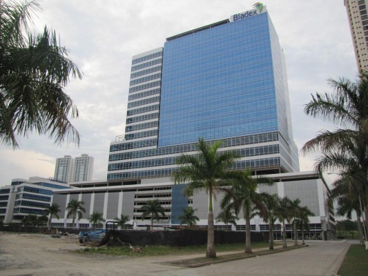 Bladex es establecido por los bancos centrales de los países de América Latina. Bladex es establecido por los bancos centrales de los países de América Latina.