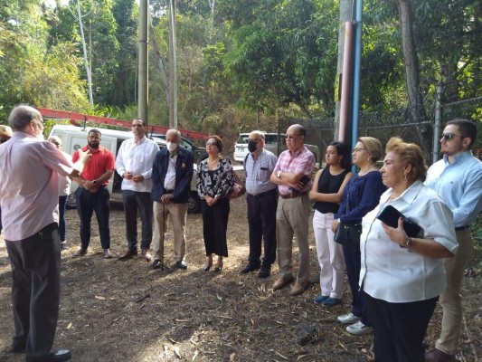 Villalaz fue amigo y colaborador del líder revolucionario Omar Torrijos Herrera. Villalaz fue amigo y colaborador del líder revolucionario Omar Torrijos Herrera.