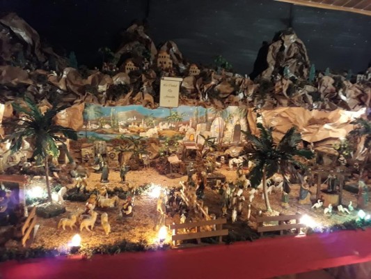 La confección de belenismo es una tradición de la iglesia católica para honrar en nacimiento de Jesucristo. La confección de belenismo es una tradición de la iglesia católica para honrar en nacimiento de Jesucristo.