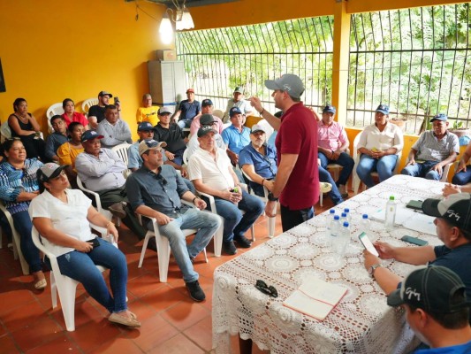 José Gabriel Carrizo Jaén, candidato presidencial por el Partido Revolucionario Democrático frente a simpatizantes. José Gabriel Carrizo Jaén, candidato presidencial por el Partido Revolucionario Democrático frente a simpatizantes.