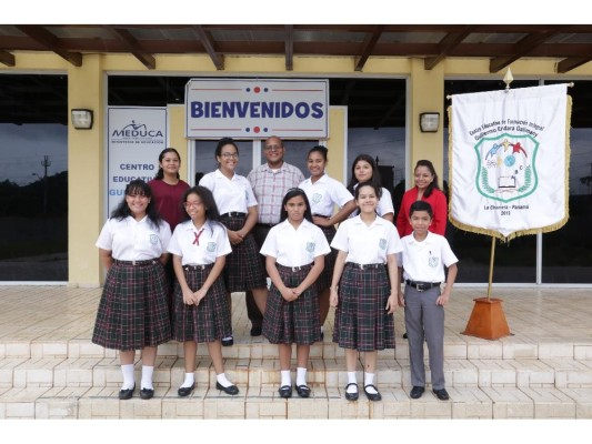 Estudiantes del Centro Educativo Guillermo Endara Galimany. Estudiantes del Centro Educativo Guillermo Endara Galimany.