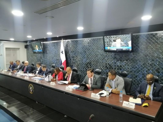 La reunión de la comisión estaba prevista para las 11:00 a.m. de este miércoles, pero comenzó tres horas después. La reunión de la comisión estaba prevista para las 11:00 a.m. de este miércoles, pero comenzó tres horas después.