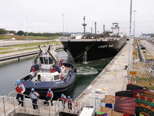 Archivo de un buque siendo remolcado por barcazas en el Canal Ampliado. Archivo de un buque siendo remolcado por barcazas en el Canal Ampliado.