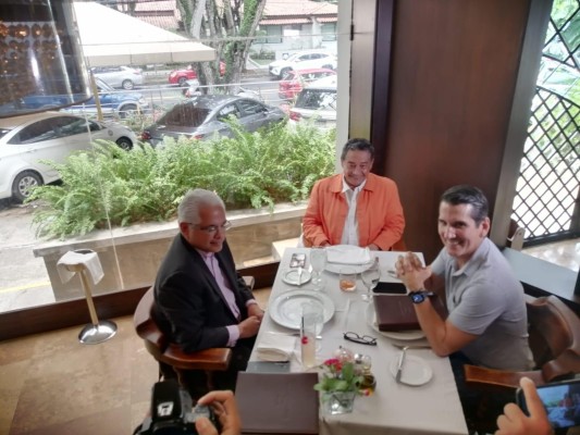 Blandón, Álvarez y Roux afinan los detalles de su alianza. Blandón, Álvarez y Roux afinan los detalles de su alianza.