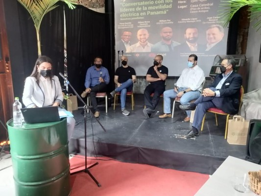 En el panel de izq a der. están: Percy Garrido, Enel; Edison Broce, diputado; William Pui, GreenSpace E-Mobility; Eduardo López, BYD y Juan Carlos Navarro, de NSolar. En el panel de izq a der. están: Percy Garrido, Enel; Edison Broce, diputado; William Pui, GreenSpace E-Mobility; Eduardo López, BYD y Juan Carlos Navarro, de NSolar.