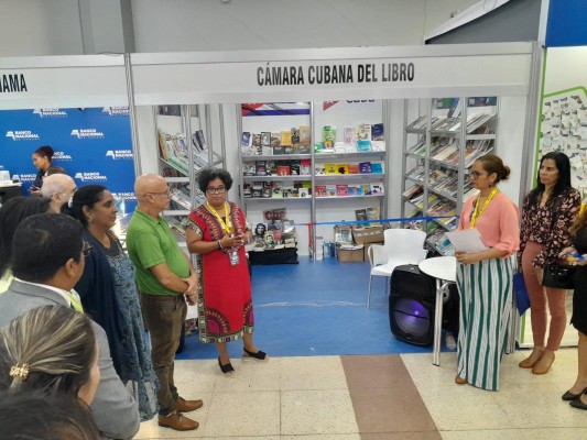 Yamile Pérez, directora de la Editorial José Martí en la Feria Internacional del Libro de Panamá versión 2023. Yamile Pérez, directora de la Editorial José Martí en la Feria Internacional del Libro de Panamá versión 2023.