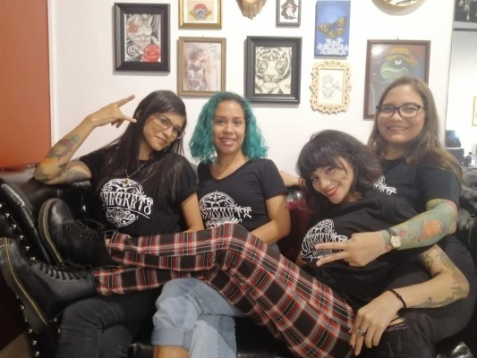 De izquierda a derecha: Beatriz Aranda, Paulette Elinor, Aileen Alvarez Geisy Valdés, artistas que trabajan en el local No Regrets Tatoo Shop De izquierda a derecha: Beatriz Aranda, Paulette Elinor, Aileen Alvarez Geisy Valdés, artistas que trabajan en el local No Regrets Tatoo Shop