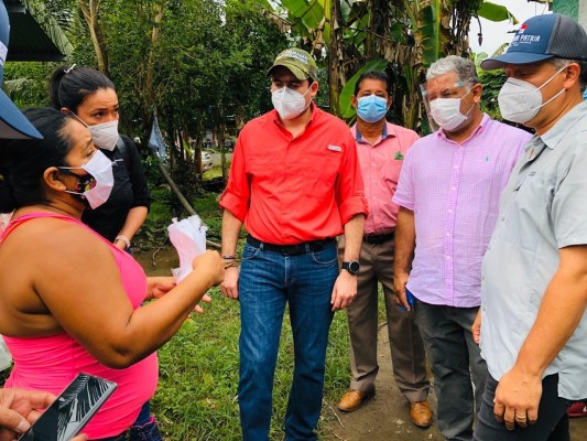 El ministro de Vivienda Rogelio Paredes, durante su visita a Barú para conocer las afectaciones que causaron las inundaciones por ETA e Iota en las viviendas. El ministro de Vivienda Rogelio Paredes, durante su visita a Barú para conocer las afectaciones que causaron las inundaciones por ETA e Iota en las viviendas.