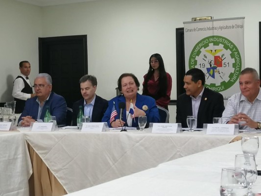 Aponte, hablando ante miembros de Camchi y otros invitados sobre puerto Barú en David. Aponte, hablando ante miembros de Camchi y otros invitados sobre puerto Barú en David.