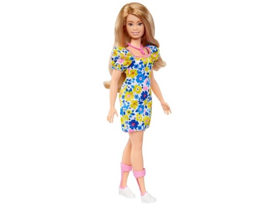 La muñeca presenta un rostro redondeado, con orejas pequeñas y ojos ligeramente inclinados en forma de almendra, mientras que el cuerpo es más corto y su torso más largo. La muñeca presenta un rostro redondeado, con orejas pequeñas y ojos ligeramente inclinados en forma de almendra, mientras que el cuerpo es más corto y su torso más largo.