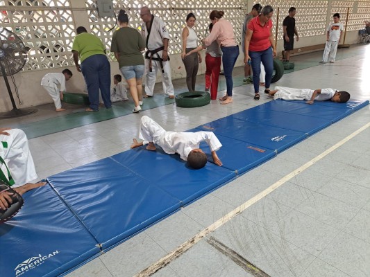 El equipo de Patada de Hierro lo conforman también otros niños que comparten con las personas con discapacidad El equipo de Patada de Hierro lo conforman también otros niños que comparten con las personas con discapacidad