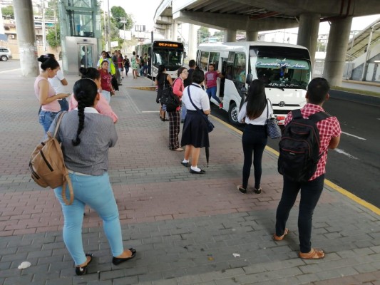 Los usuarios optaron por tomar transportes alternos. Los usuarios optaron por tomar transportes alternos.