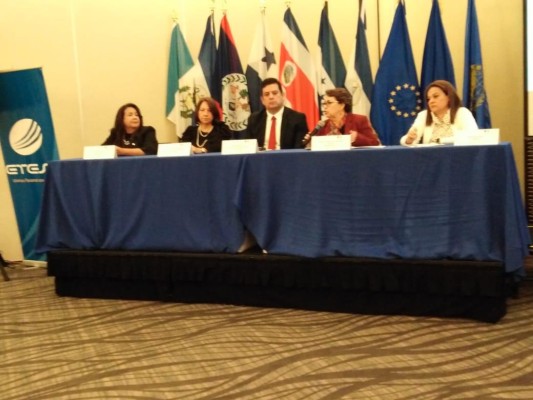 Expertos meteorólogos y climatólogos de Centroamérica y México realizan los estudios científicos para determinar las proyecciones climáticas, de los próximos 3 meses. Expertos meteorólogos y climatólogos de Centroamérica y México realizan los estudios científicos para determinar las proyecciones climáticas, de los próximos 3 meses.