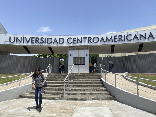 Una mujer sale de la Universidad Centroamericana (UCA) en Managua el 16 de agosto de 2023. Una mujer sale de la Universidad Centroamericana (UCA) en Managua el 16 de agosto de 2023.