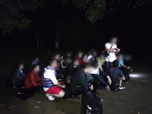 se ubicó una embarcación que se sospecha fue utilizada para transportarlos de forma ilegal a los migrantes. se ubicó una embarcación que se sospecha fue utilizada para transportarlos de forma ilegal a los migrantes.