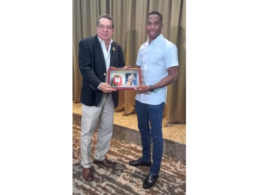 Jaime Salas (i) entrega la placa de reconocimiento al púgil Pablo ‘The Judge’ Vicente, como el Boxeador del Año 2022. Jaime Salas (i) entrega la placa de reconocimiento al púgil Pablo ‘The Judge’ Vicente, como el Boxeador del Año 2022.