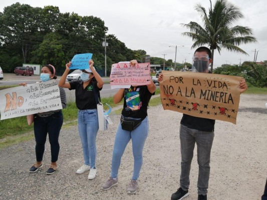 Un grupo de ambientalistas protestaron por las nuevas concesiones mineras frente a las instalaciones del Mici en Coclé. Un grupo de ambientalistas protestaron por las nuevas concesiones mineras frente a las instalaciones del Mici en Coclé.