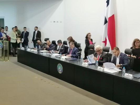 La sesión se reanudó con la sustentación del ministro Alfaro. La sesión se reanudó con la sustentación del ministro Alfaro.