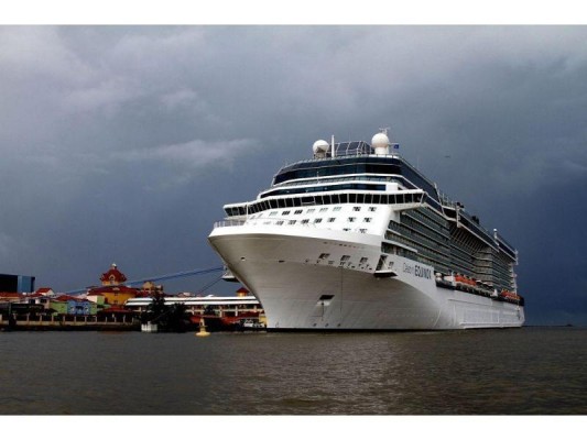 Vista de un crucero en aguas territoriales panameñas. Vista de un crucero en aguas territoriales panameñas.