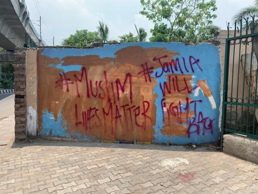 Pared pintada en barrio de Shaheen Bagh, uno de los iconos principales de las protestas contra una ley considera discriminatoria hacia los musulmanes. Pared pintada en barrio de Shaheen Bagh, uno de los iconos principales de las protestas contra una ley considera discriminatoria hacia los musulmanes.