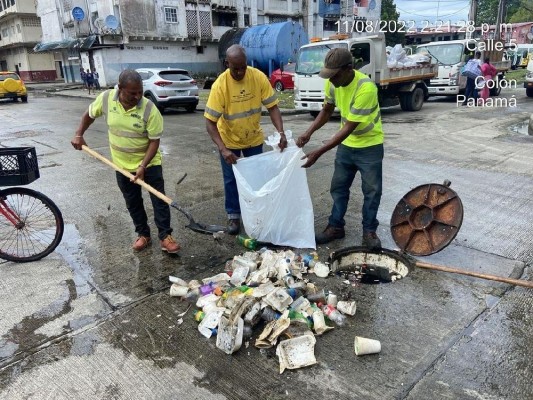 Personal de aseo recolecta una gran cantidad de basura de alcantarillas en la ciudad de Colón. Personal de aseo recolecta una gran cantidad de basura de alcantarillas en la ciudad de Colón.
