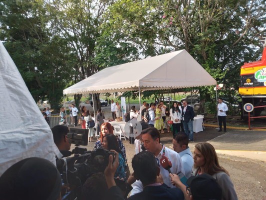 Los candidatos presidenciales y otros invitados al evento viajaron en tren a la ciudad de Colón. Los candidatos presidenciales y otros invitados al evento viajaron en tren a la ciudad de Colón.