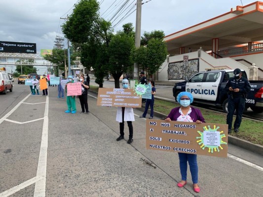 Personal de salud del HISMA protesta para alertar que no hay insumos de protección y ni promesas de pagos adeudados. Personal de salud del HISMA protesta para alertar que no hay insumos de protección y ni promesas de pagos adeudados.